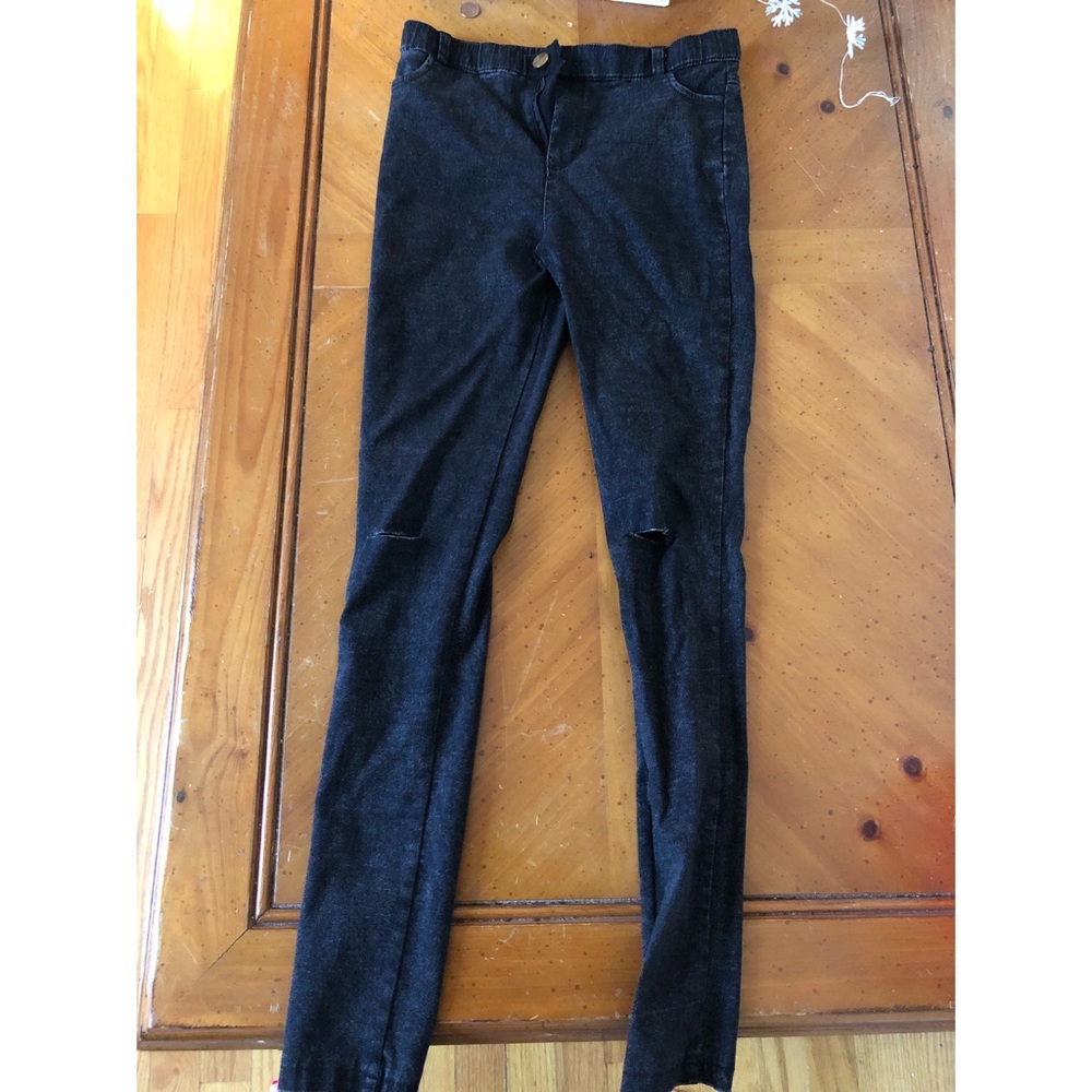 Gray jeggings with slits on the knees